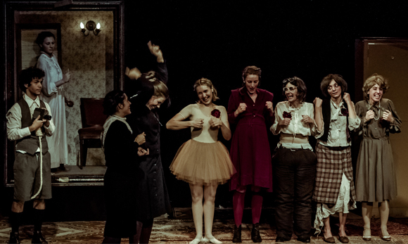 Detrás de Marcelo Savignone